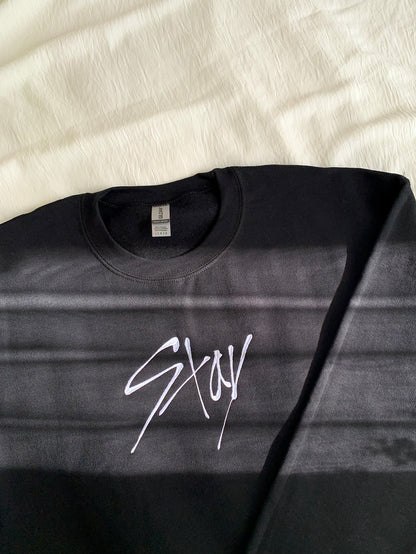 SKZ „STAY“ BESTICKTES UNISEX-SWEATSHIRT